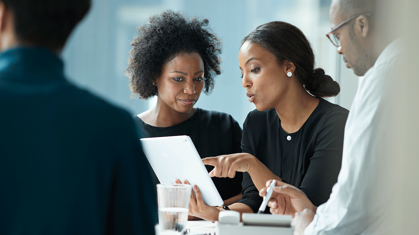 Two woman discussing the IFRS 17 regime