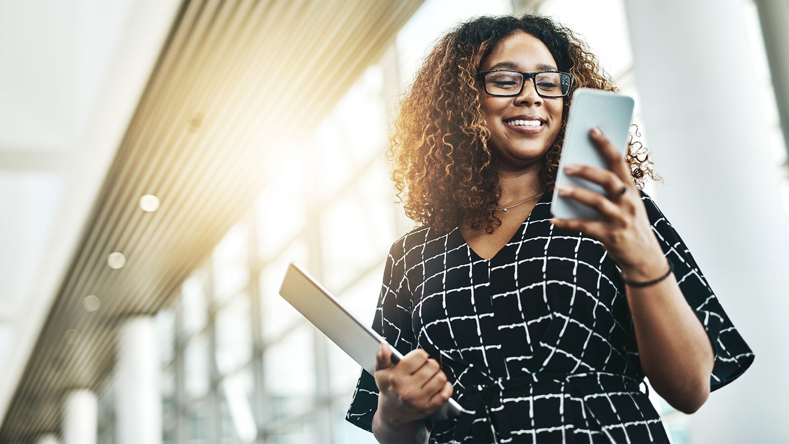 Woman reading about Transfer Pricing service on her cellphone.